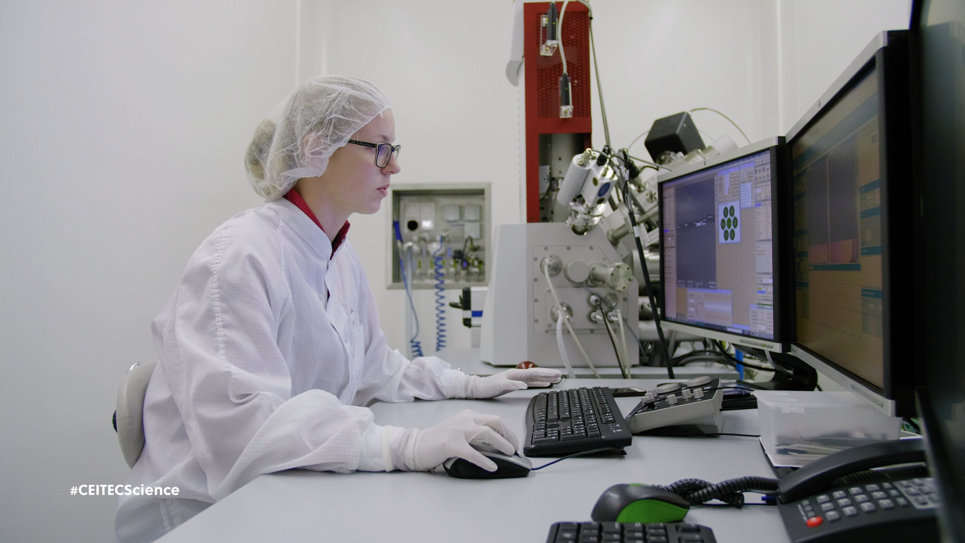 LiteScope AFM-in-SEM in CEITEC